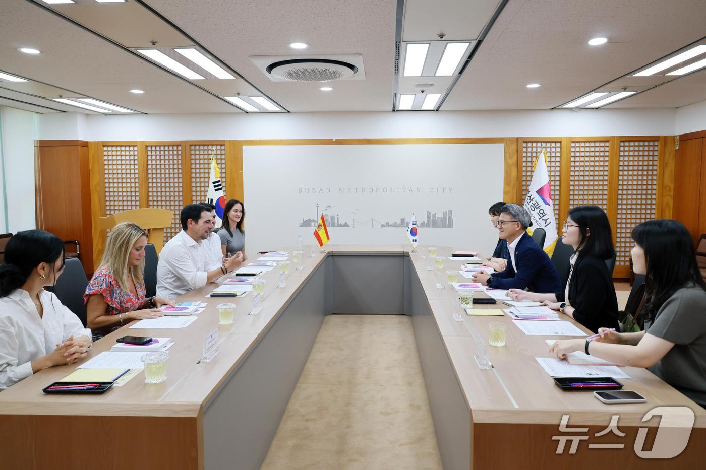 부산시와 스페인 카스텔데펠스시는 미식 문화 교류 협력 방안 논의하고 있다.(부산시 제공. 재판매 및 DB금지)