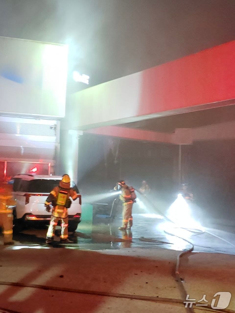 24일 오전 4시 41분쯤 경기 김포시 감정동 자동차 공업사 1층에서 화재가 발생했다. (인천소방본부 제공. 재배포 및 DB금지)2025.8.24/뉴스1