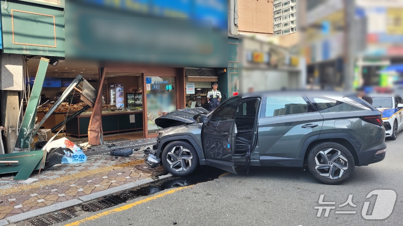 24일 오전 9시 20분쯤 부산 금정구 구서동에서 SUV가 상가 1층에 돌진했다.&#40;금정경찰서 제공. 재판매 및 DB금지&#41;