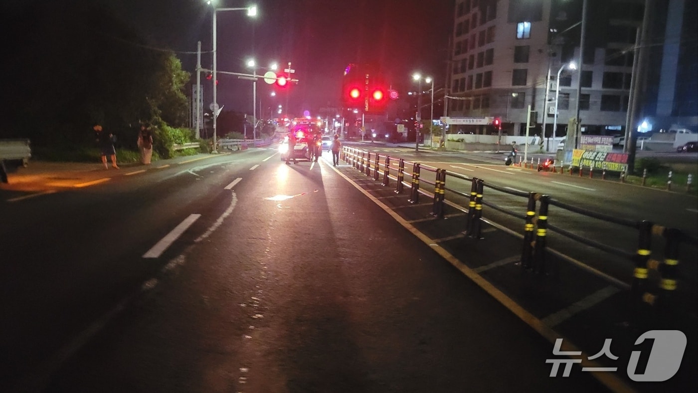 지난 23일 오전 2시30분쯤 제주시 외도동에서 발생한 교통사고 현장.(제주소방안전본부 제공. 재판매 및 DB 금지)