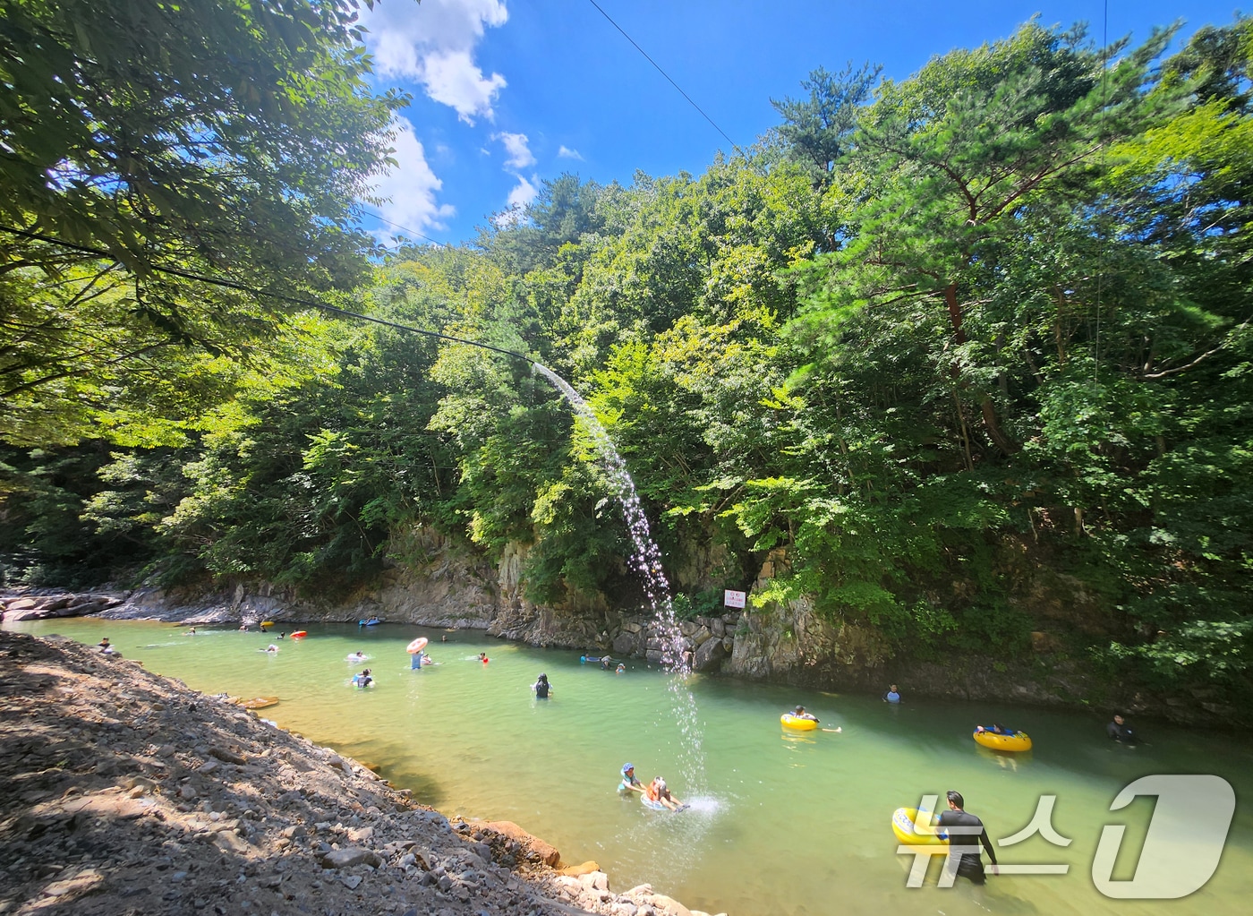전북 전역에 폭염특보가 발효된 24일 전북 완주군 한 계곡에서 피서객들이 물놀이를 하며 더위를 식히고 있다. 2025.8.24/뉴스1 ⓒ News1 유경석 기자