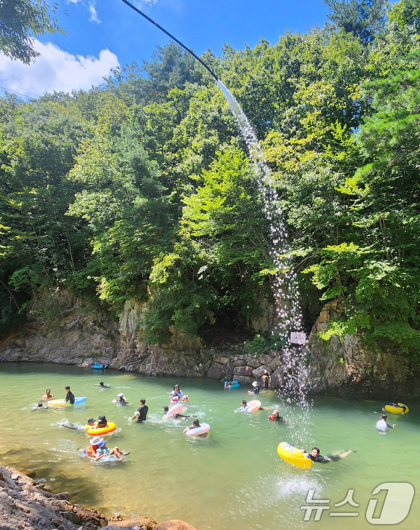 전북 전역에 폭염특보가 발효된 24일 전북 완주군 한 계곡에서 피서객들이 물놀이를 하며 더위를 식히고 있다. 2025.8.24/뉴스1 ⓒ News1 유경석 기자