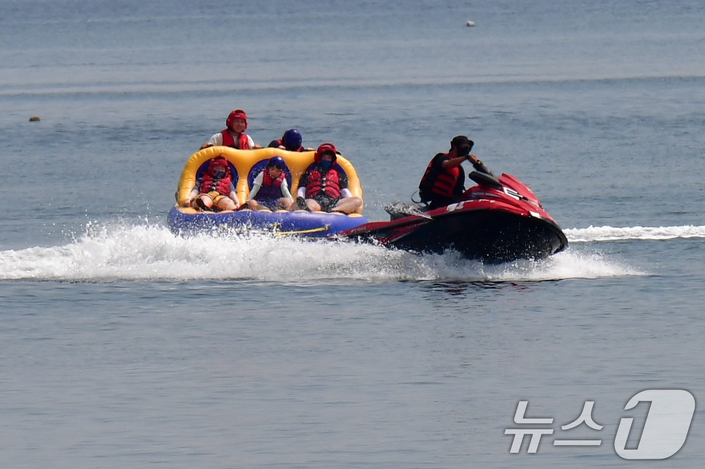 경북 포항시 송도해수욕장 폐장일인 24일 오전 피서객들이 물놀이기구를 타고 더위를 식히고 있다. 송도해수욕장은 백사장 복원 공사 등을 마친 후 18년 만인 지난달 18일 재개장했었다. 2025.8.24/뉴스1 ⓒ News1 최창호 기자