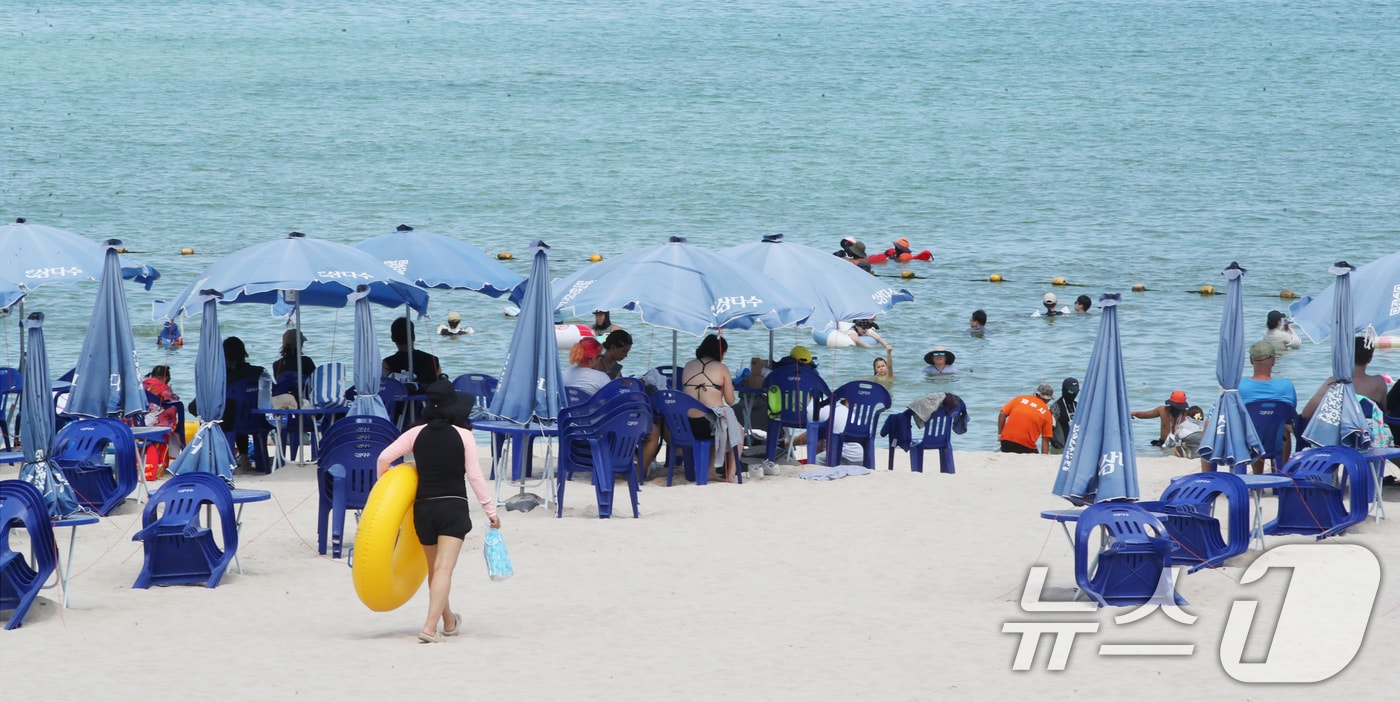 제주시 조천읍 함덕해수욕장에서 피서객들이 더위를 쫓고 있다. 2025.8.24/뉴스1 ⓒ News1 오현지 기자