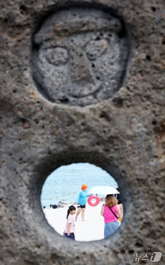 제주 대부분 지역에 폭염특보가 내려진 24일 오전 제주시 조천읍 함덕해수욕장에서 피서객들이 더위를 쫓고 있다. 2025.8.24/뉴스1 ⓒ News1 오현지 기자