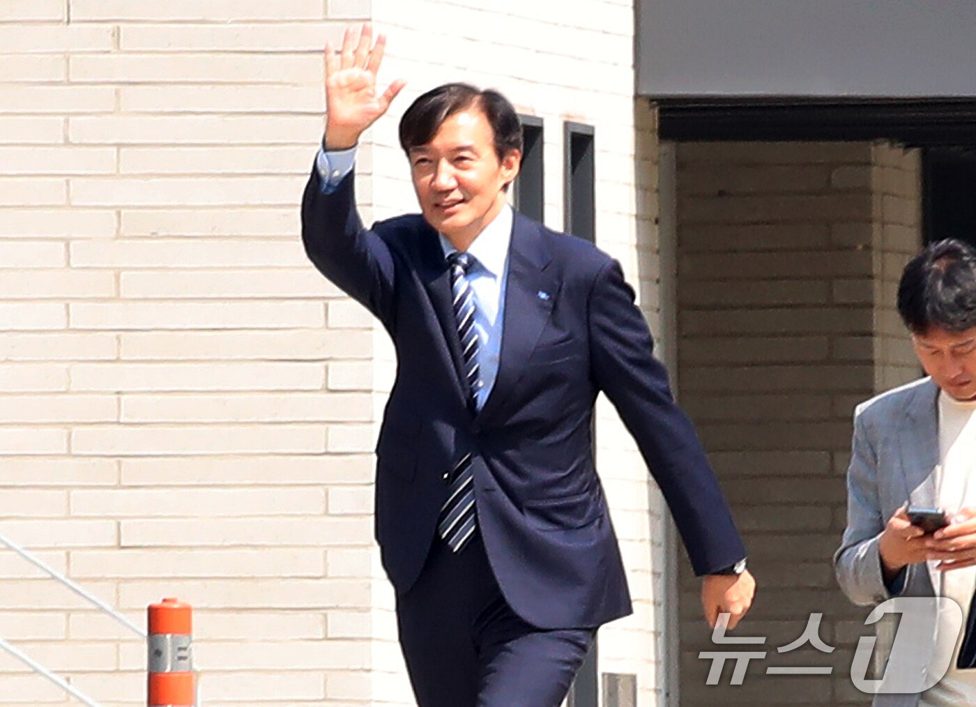 조국 조국혁신당 혁신정책연구원장이 24일 오후 경남 양산시 하북면 평산마을 문재인 전 대통령 사저로 이동하고 있다. 2025.8.24/뉴스1 ⓒ News1 윤일지 기자