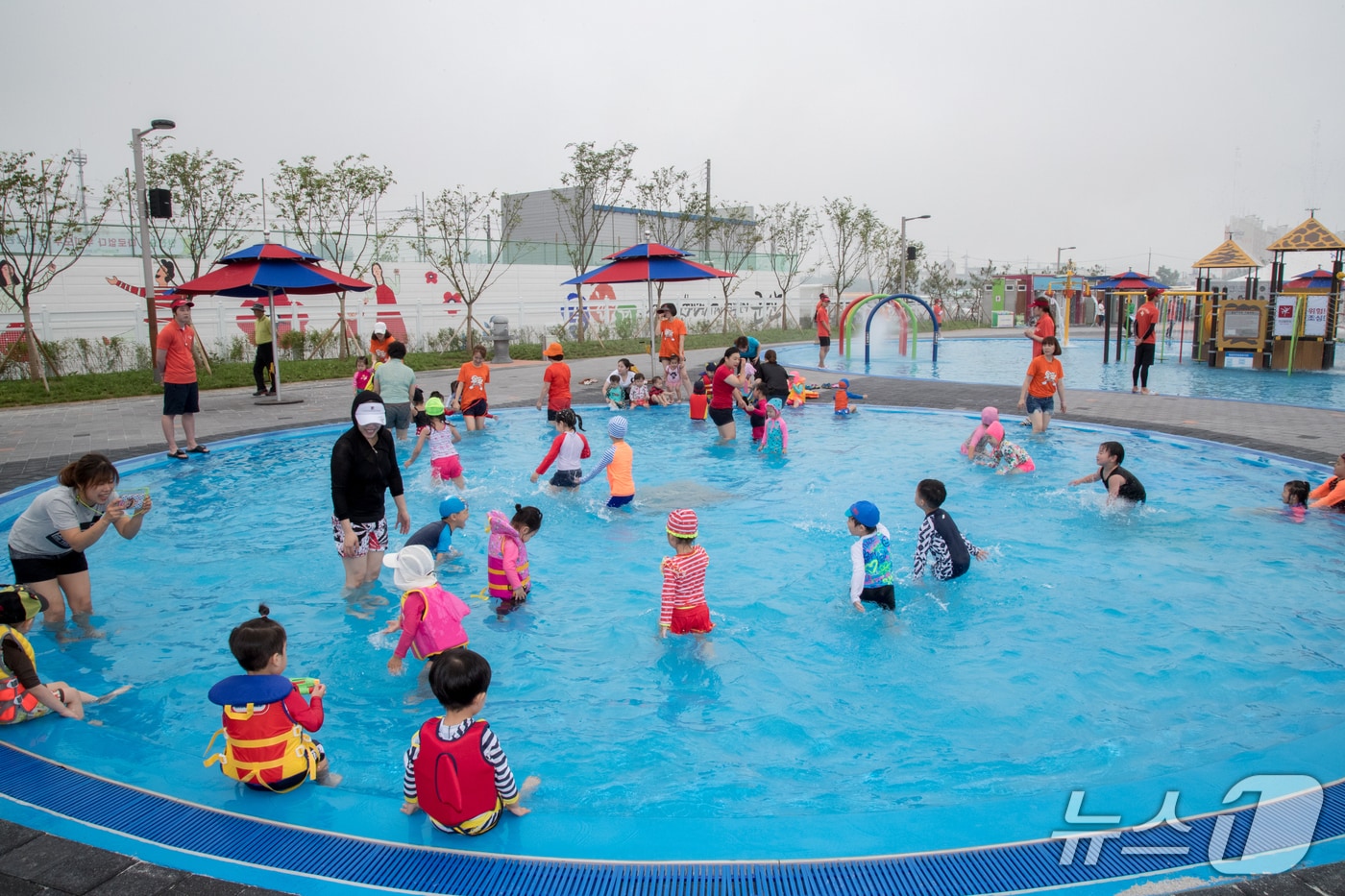 군산시 소룡동 야외수영장에서 어린이들이 물놀이를 즐기고 있다.(군산시 제공. 재판매 및 DB 금지)