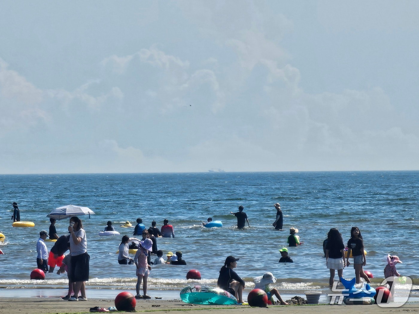 24일 오후 부산 다대포 해수욕장을 찾은 피서객들이 물놀이를 즐기고 있다. 2025.8.24. ⓒ 뉴스1 박민석 기자