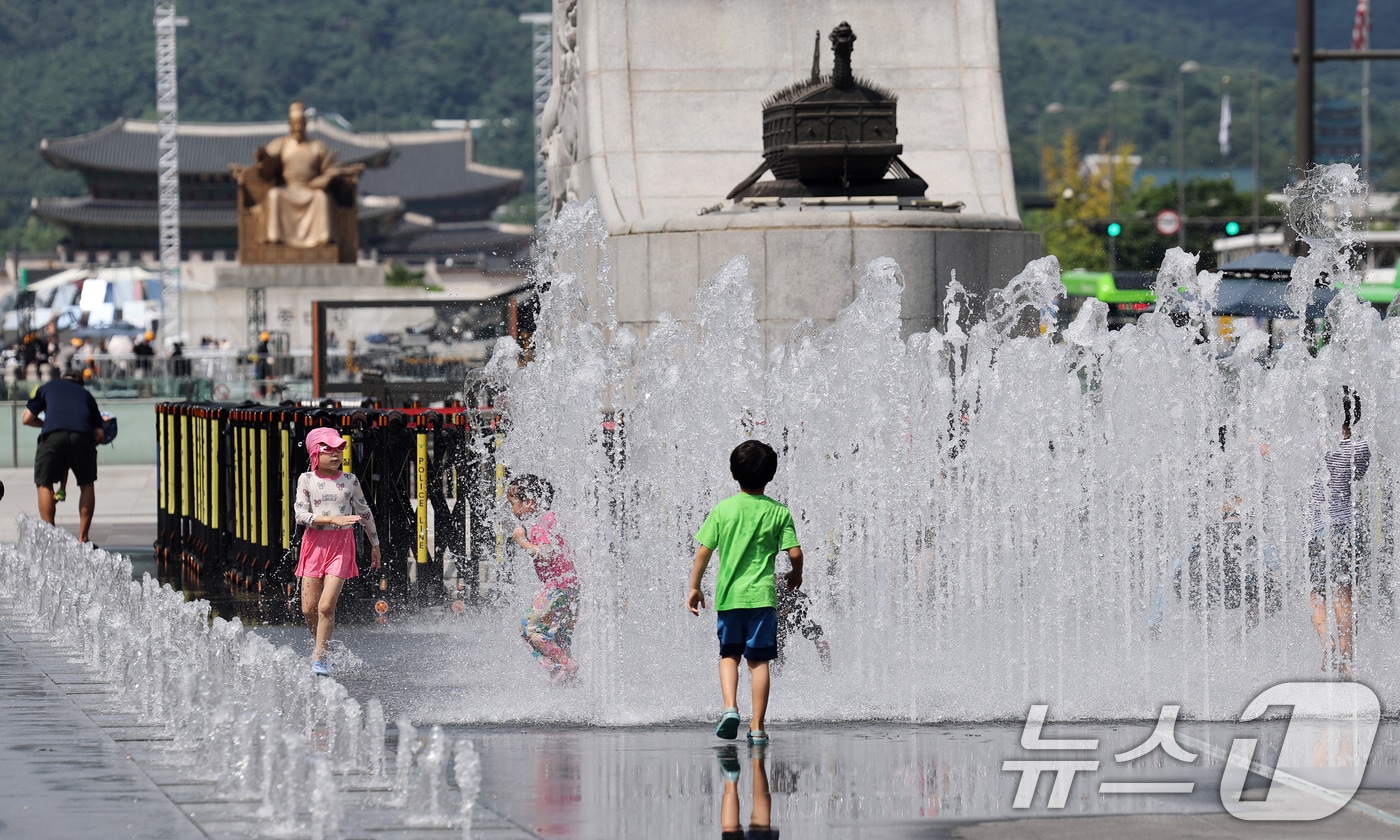 서울 종로구 광화문광장 바닥분수에서 어린이들이 물놀이를 하며 더위를 식히고 있다. (뉴스1 DB) ⓒ News1 오대일 기자