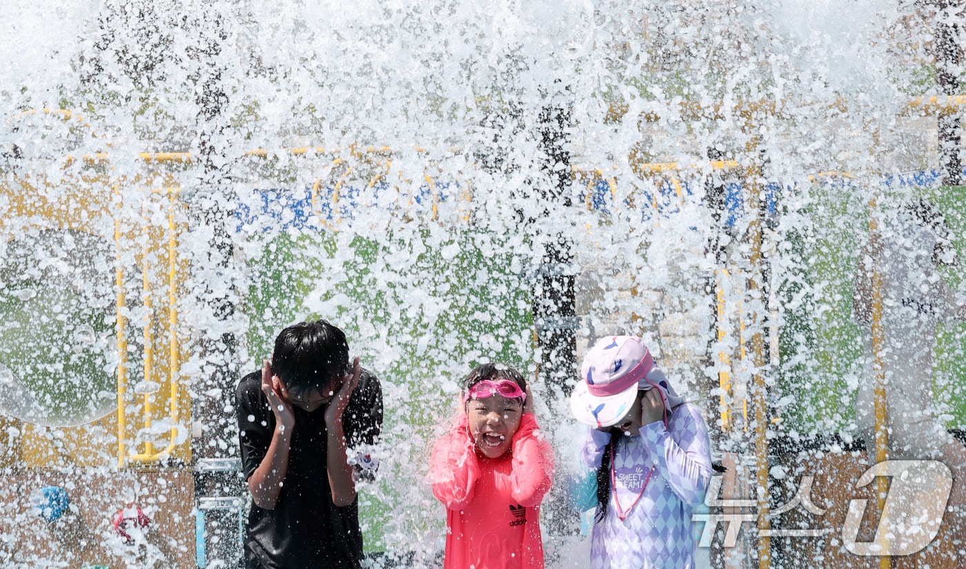 대전 충남지역에 폭염특보가 내려지는 등 늦더위가 기승을 부린 24일 오후 대전 대덕구 오정근린공원 물놀이장에서 어린이들이 더위를 식히고 있다. 2025.8.24/뉴스1 ⓒ News1 김기태 기자