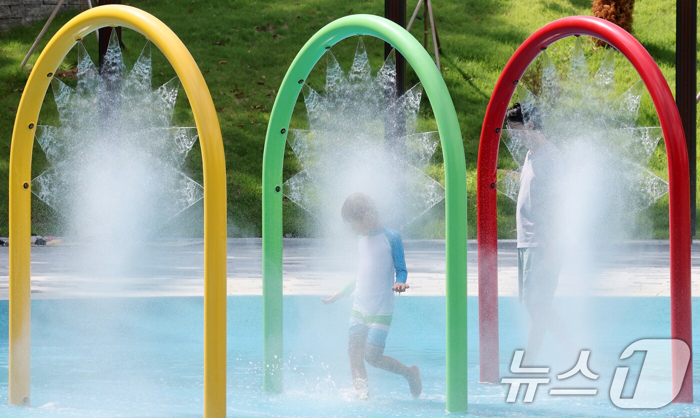 대전 충남지역에 폭염특보가 내려지는 등 늦더위가 기승을 부린 24일 오후 대전 대덕구 오정근린공원 물놀이장에서 어린이들이 더위를 식히고 있다. 2025.8.24/뉴스1 ⓒ News1 김기태 기자