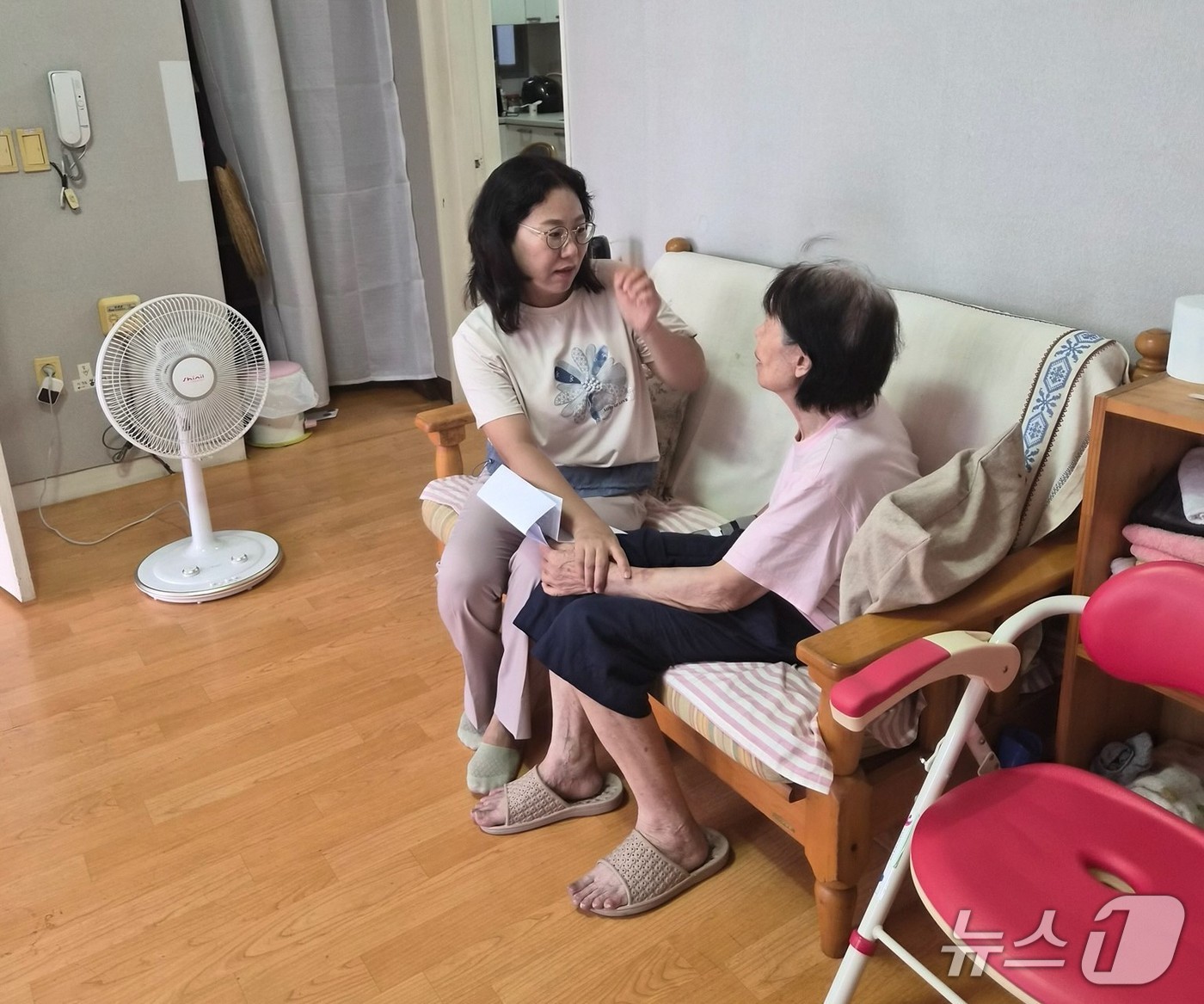 대구 수성구 노인맞춤돌볼서비스를 하는 생활지원사가 독거노인 가정에서 안부를 확인하고 있다.(대구 수성구 제공.재판매 및 DB 금지)