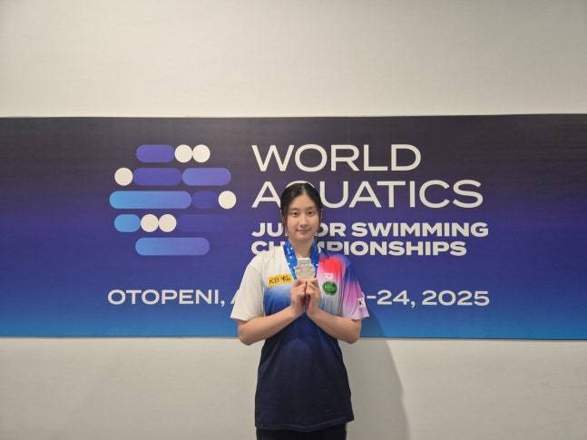 세계주니어선수권에서 은메달을 목에 건 김승원.(대한수영연맹 제공)