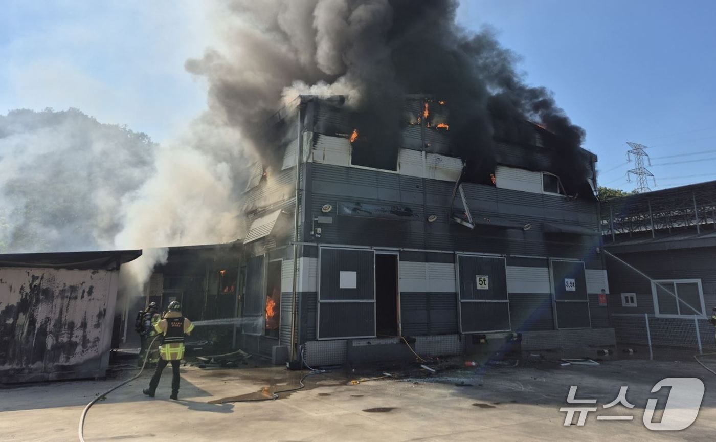 24일 오후 3시 11분쯤 경북 칠곡군 지천면 연화리 육계 가공 공장에서 불이 나 소방 당국이 진화하고 있다.(경북소방본부 제공.재판매 및 DB 금지)2025.8.25/뉴스1