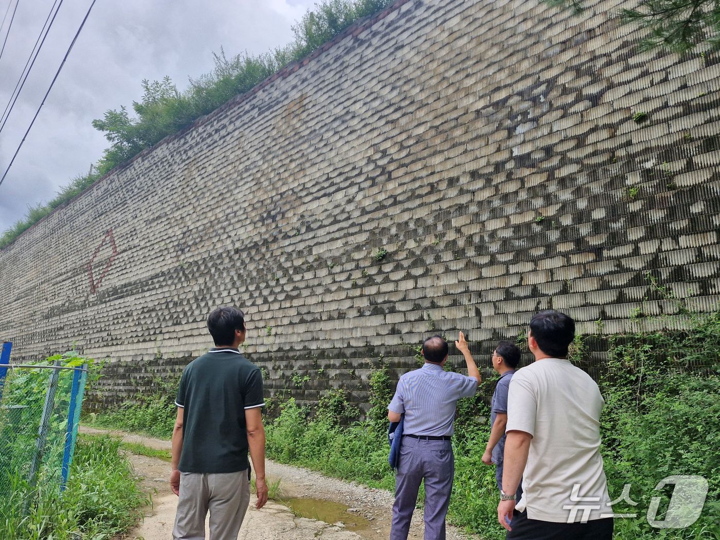 양산시 합동 점검반이 보강토 옹벽 현장을 점검하고 있다.(양산시 제공. 재판매 및 DB금지)