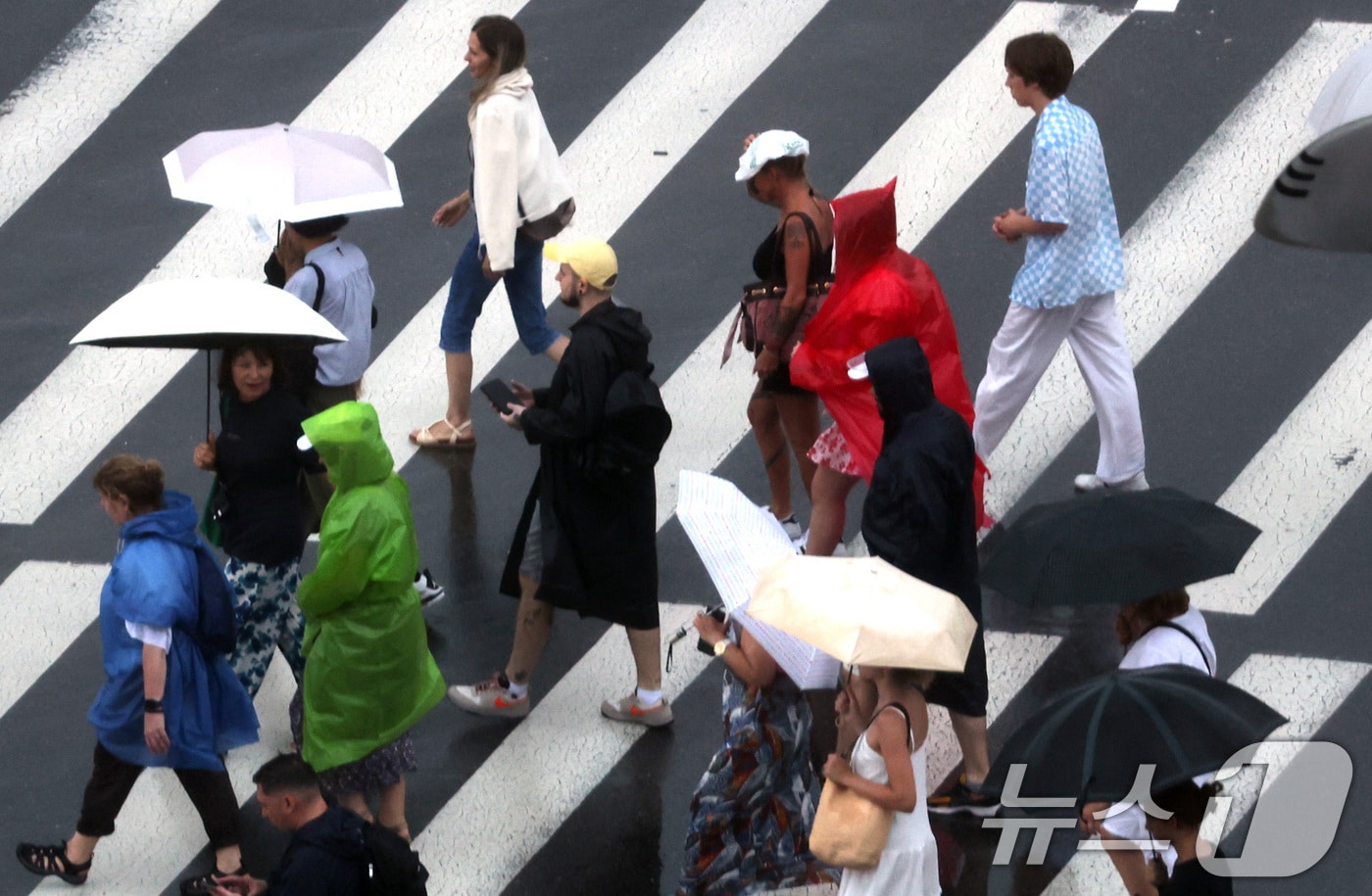 25일 오전 서울 종로구 광화문광장 인근에서 우산을 쓴 외국인 관광객들이 발걸음을 옮기고 있다. 기상청에 따르면 이날 오전부터 내리는 비가 오후에는 전국으로 확대되겠다. 이번 비는 26일 오후까지 이어지는 곳이 많겠다. 2025.8.25/뉴스1 ⓒ News1 임세영 기자