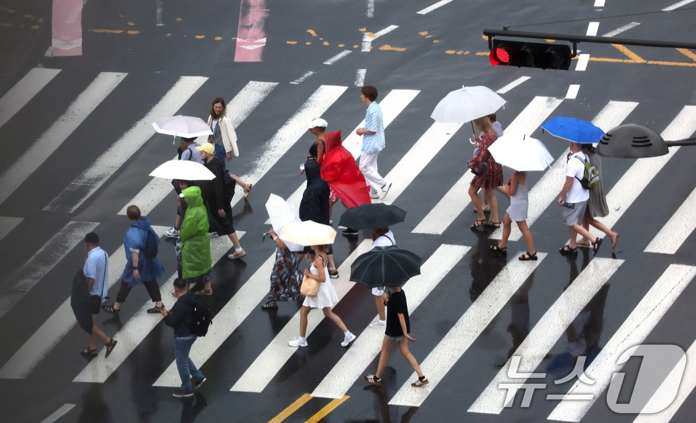 지난 25일 오전 서울 종로구 광화문광장 인근에서 우산을 쓴 외국인 관광객들이 발걸음을 옮기고 있다.  2025.8.25/뉴스1 ⓒ News1 임세영 기자