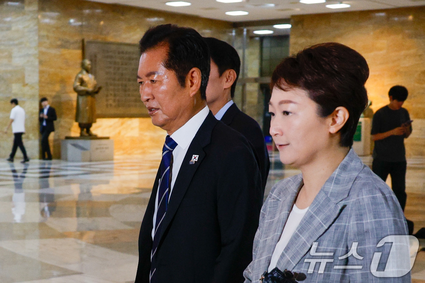 정청래 더불어민주당 대표가 지난해 8월 25일 오전 서울 여의도 국회에서 상법 개정안 표결을 위해 본회의장으로 향하고 있다. 2025.8.25 ⓒ 뉴스1 안은나 기자