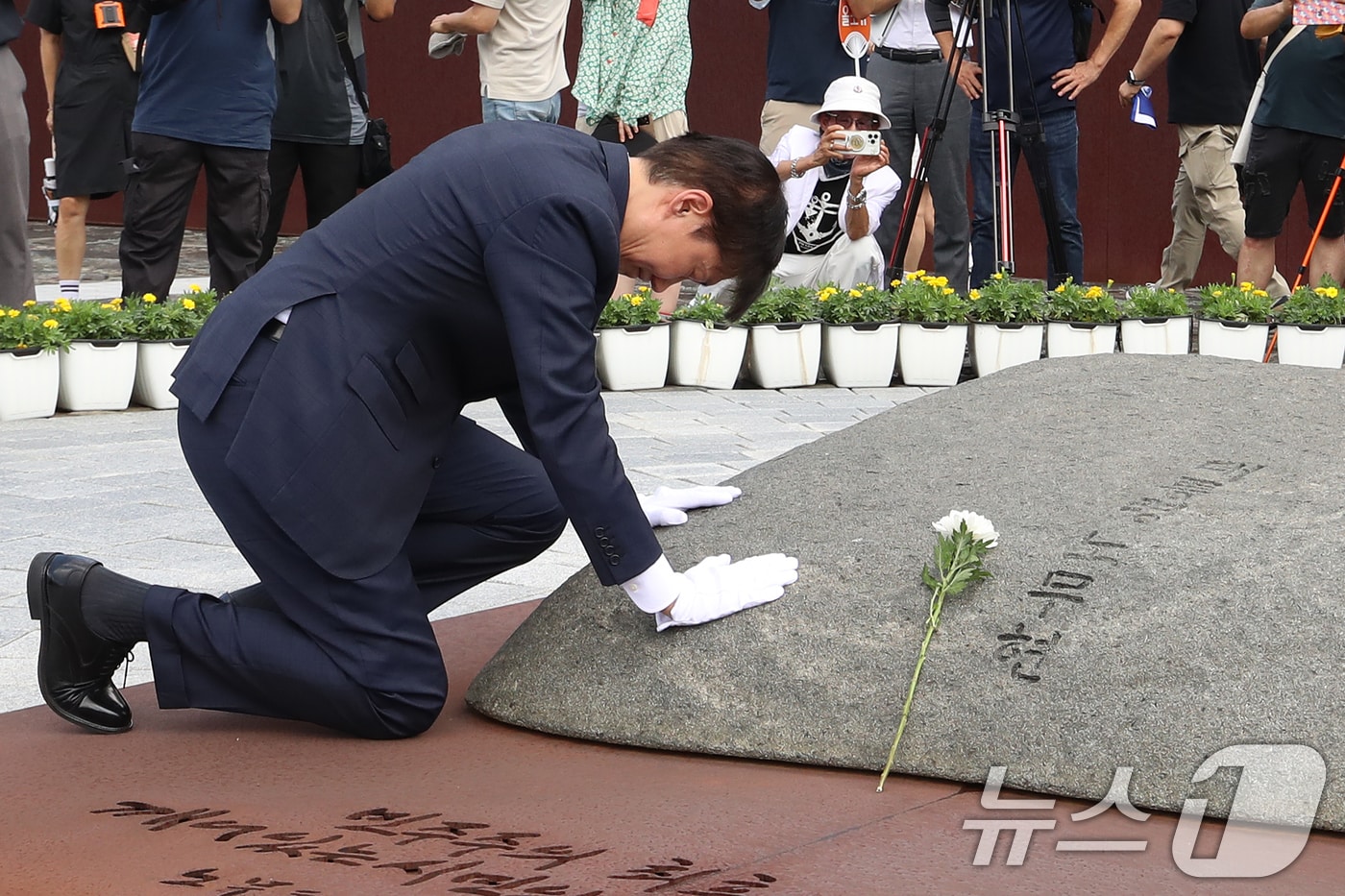 조국 조국혁신당 혁신정책연구원장이 25일 경남 김해시 진영읍 봉하마을을 찾아 고 노무현 전 대통령 묘역을 참배하고 있다. 2025.8.25/뉴스1 ⓒ News1 윤일지 기자