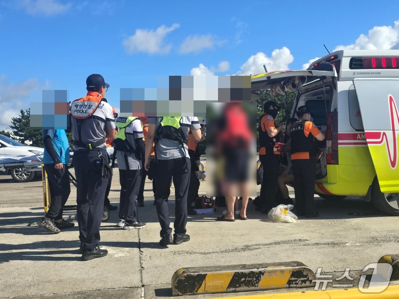 25일 오전 제주 서귀포 앞바다에서 모터보트가 엔진이 고장나 승선원 8명이 구조됐다.(서귀포해양경찰서 제공. 재판매 및 DB 금지)