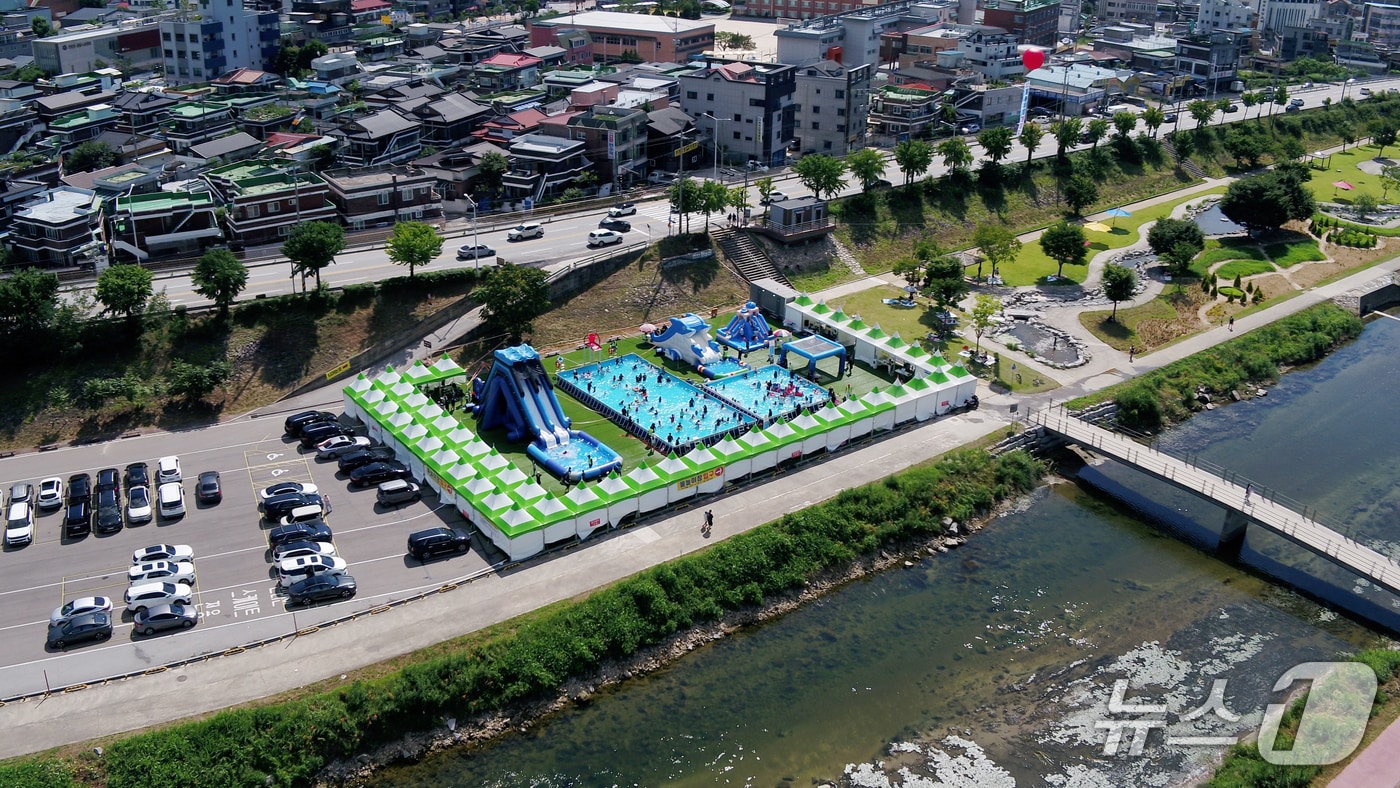 강원 원주시의 원주천 르네상스 물놀이장 자료 사진. (원주시 제공. 재판매 및 DB금지) 2025.8.25/뉴스1