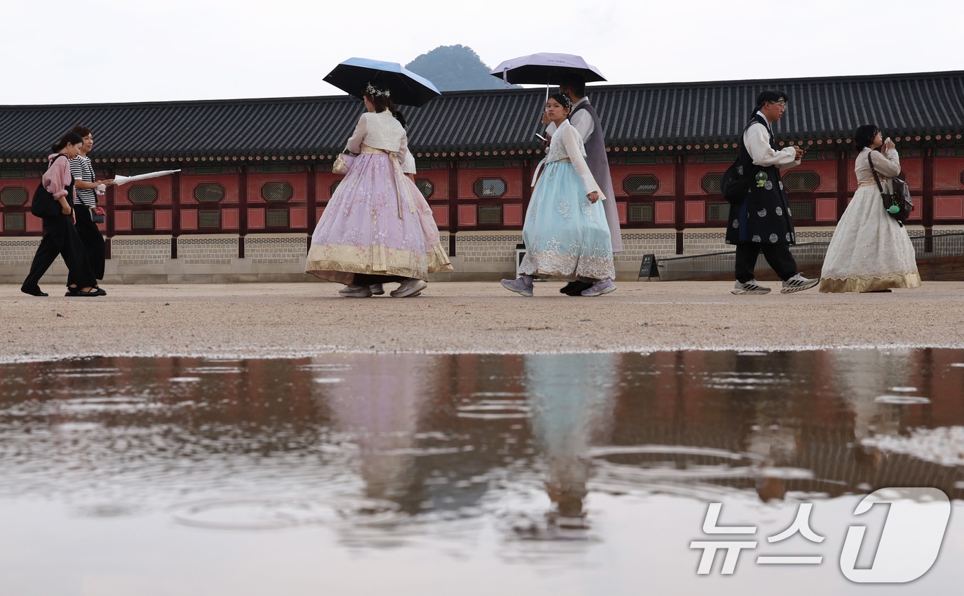 서울 종로구 경복궁을 찾은 관광객들이 우산을 쓰고 걷고 있다. 2025.8.25/뉴스1 ⓒ News1 구윤성 기자