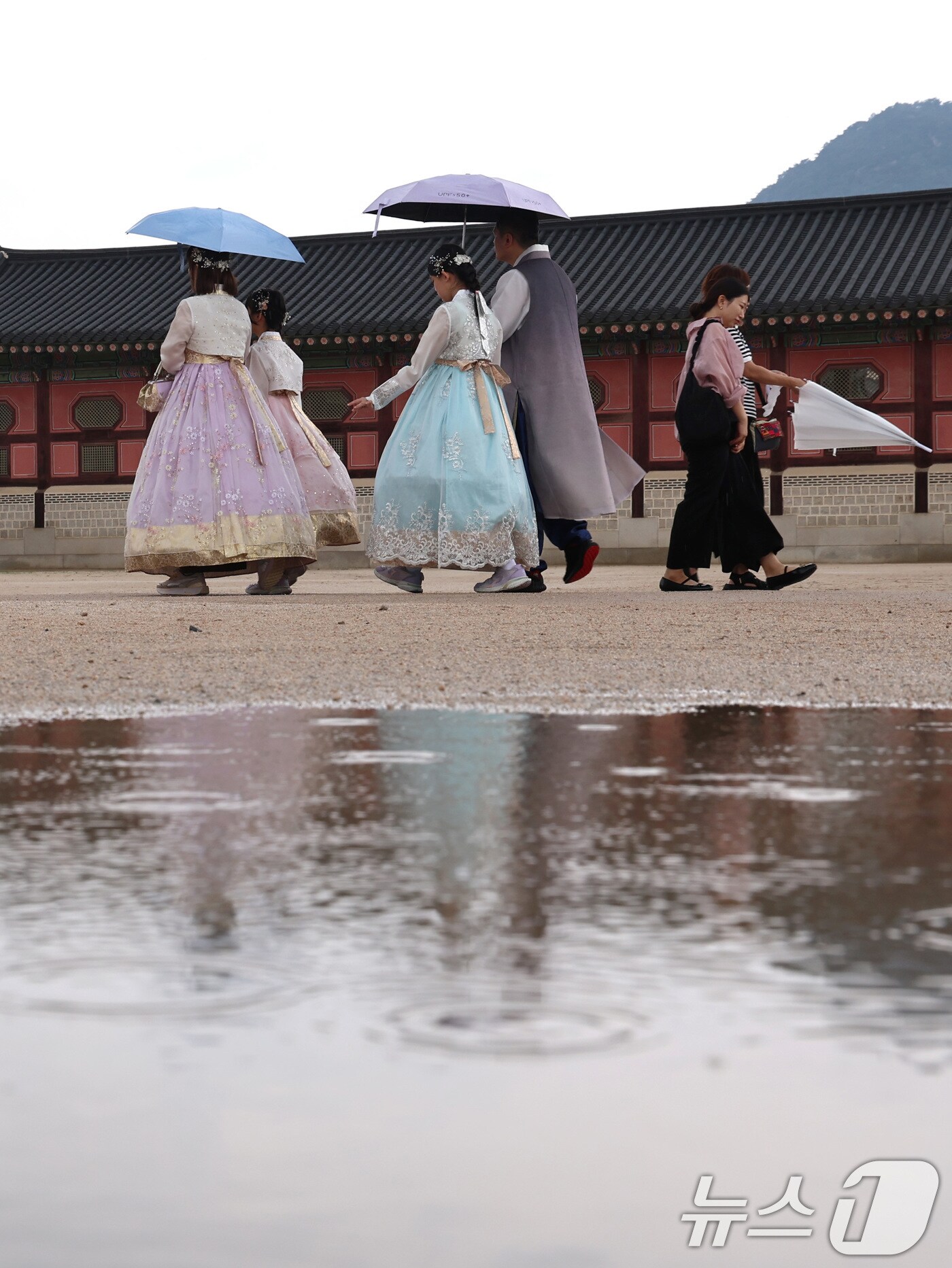 서울 종로구 경복궁을 찾은 관광객들이 우산을 쓰고 걷고 있다. ⓒ News1 구윤성 기자