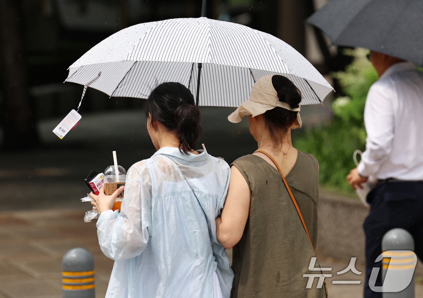 곳에 따라 소나기가 내린 25일 서울 종로 일대에서 시민들이 우산을 쓰고 걷고 있다. 2025.8.25/뉴스1 ⓒ News1 구윤성 기자