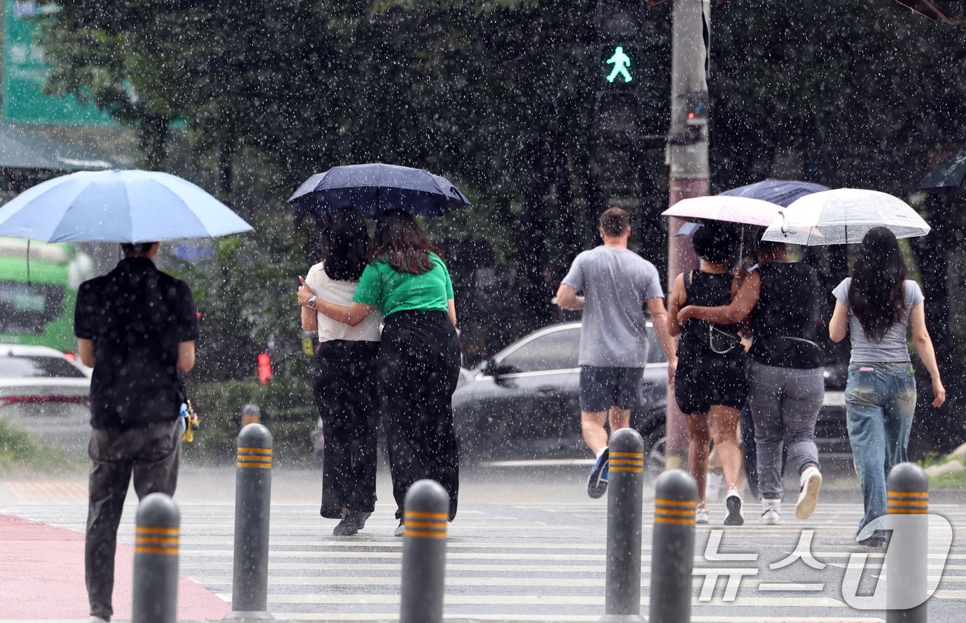 곳에 따라 소나기가 내린 25일 서울 종로 일대에서 시민들이 우산을 쓰고 걷고 있다. 2025.8.25/뉴스1 ⓒ News1 구윤성 기자