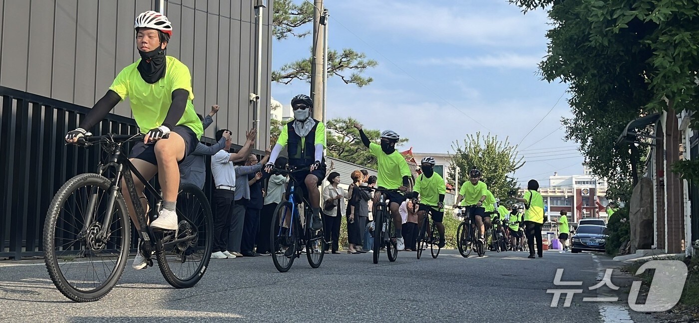 충주시 남자단기청소년쉼터 자전거하이킹 기부챌린지 대장정.(충주시 제공. 재판매 및 DB금지) /뉴스1     