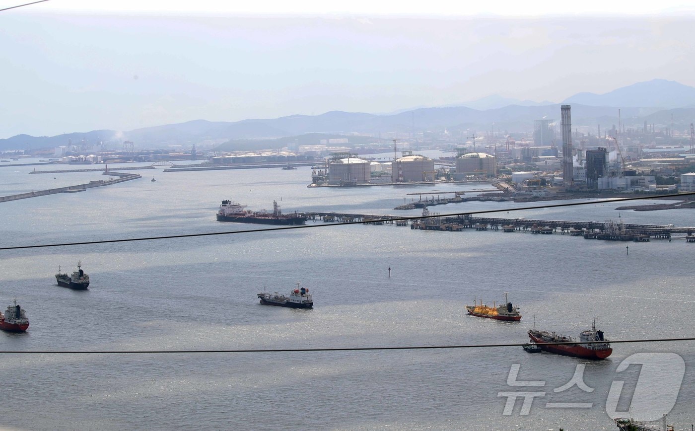 울산 울산항 부근 해상에 수출 선박이 오가고 있다. (자료사진)2025.8.25/뉴스1 ⓒ News1