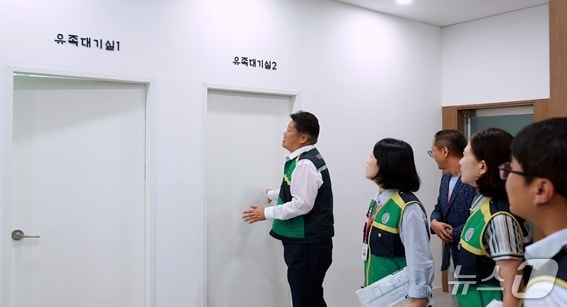 이상호 강원 태백시장이 지난 21일 태백공원묘원을 찾아 시 관계자들과 추모관 건립사업 등의 현장을 점검하고 있다. &#40;태백시 제공. 재판매 및 DB금지&#41; 2025.8.25/뉴스1