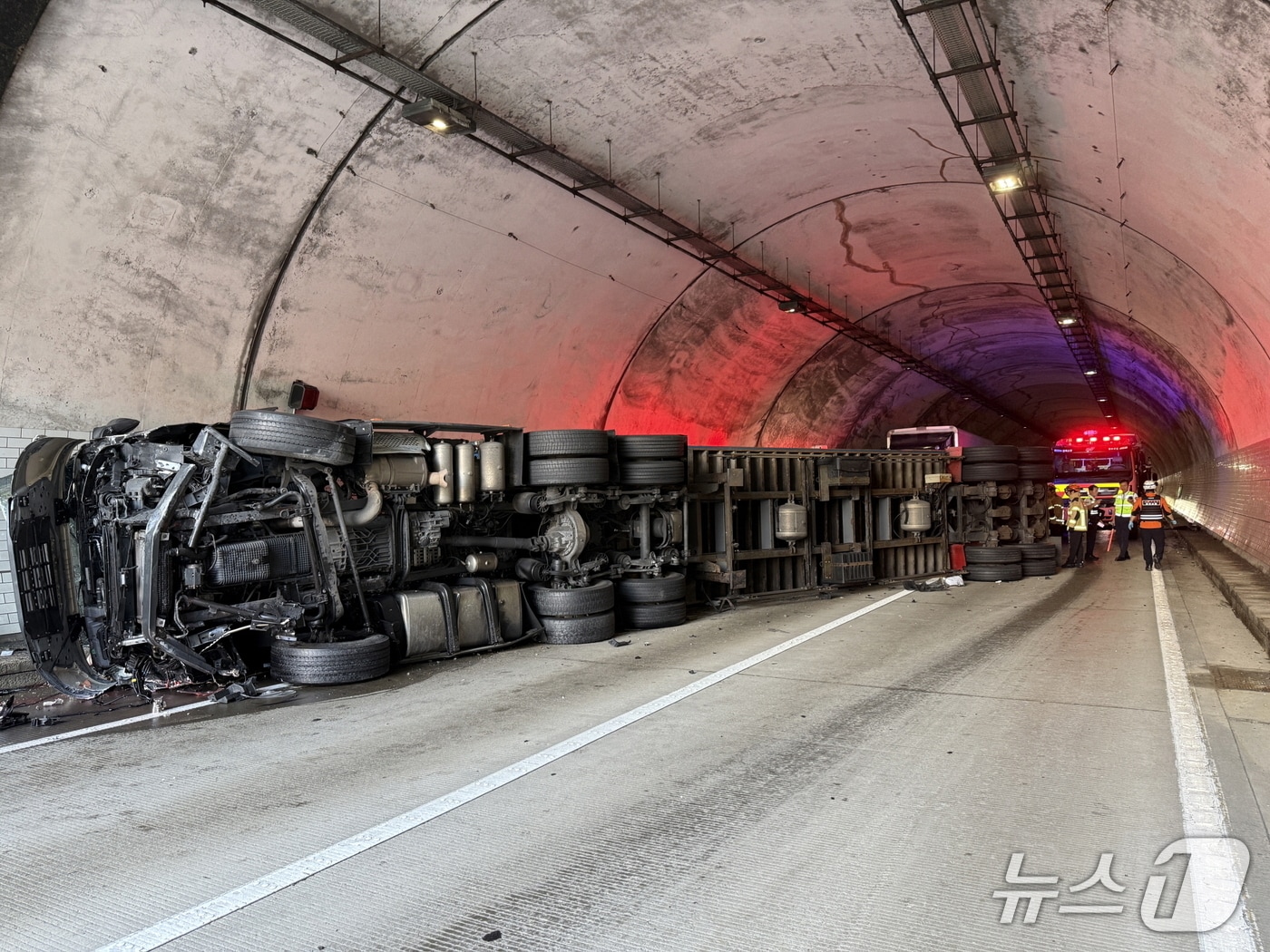 통영대전고속도로 트레일러 사고 현장.(전북소방본부 제공. 재판매 및 DB금지)