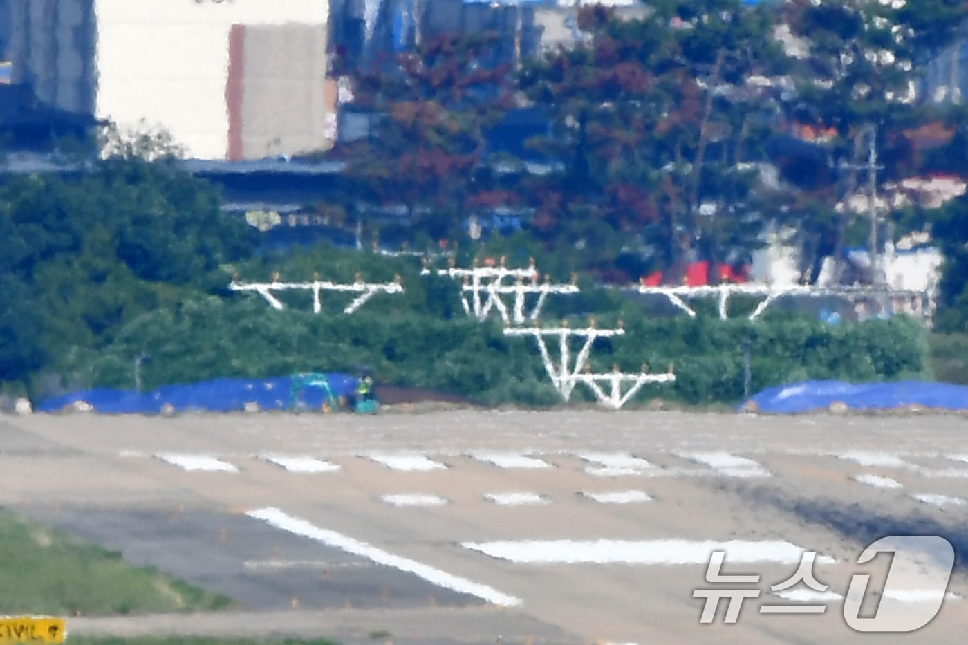 국토교통부와 한국공항공사가 25일 경북 포항경주공항에서 방위각제공시설(LOC 로컬러이저)구조물 개선 공사를 진행하고 있다. 2025.8.13/뉴스1 ⓒ News1 최창호 기자