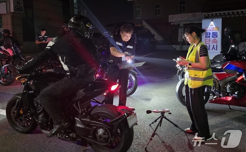지난 22일 울주군 서생 해안도로 일원에서 이륜차 소음 단속이 진행되고 있다. (울주군 제공. 재판매 및 DB 금지) /뉴스1