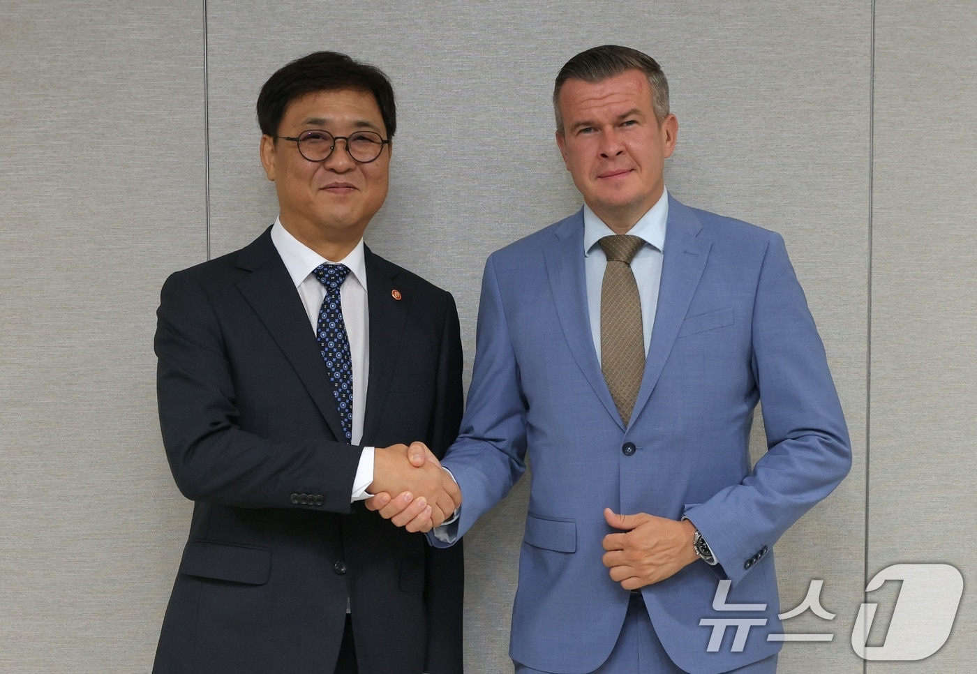 최휘영 문화체육관광부 장관이 25일 서울 여의도 국회에서 위톨드 반카 세계도핑방지기구(WADA) 회장과 면담 후 기념 촬영을 하고 있다. (문화체육관광부 제공. 재판매 및 DB 금지) 2025.8.25/뉴스1