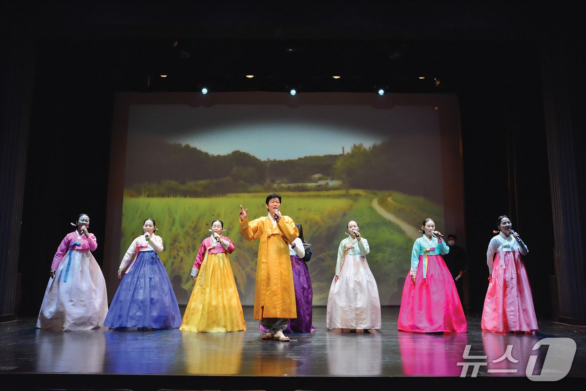 대구시는 26일부터 31일까지 대구문화예술회관에서 '2025 대구시무형유산 제전'을 연다고 25일 밝혔다. 사진은 대구시 무형유산 동부민요 공연 모습. (대구시 제공. 재판매 및 DB 금지)/뉴스1