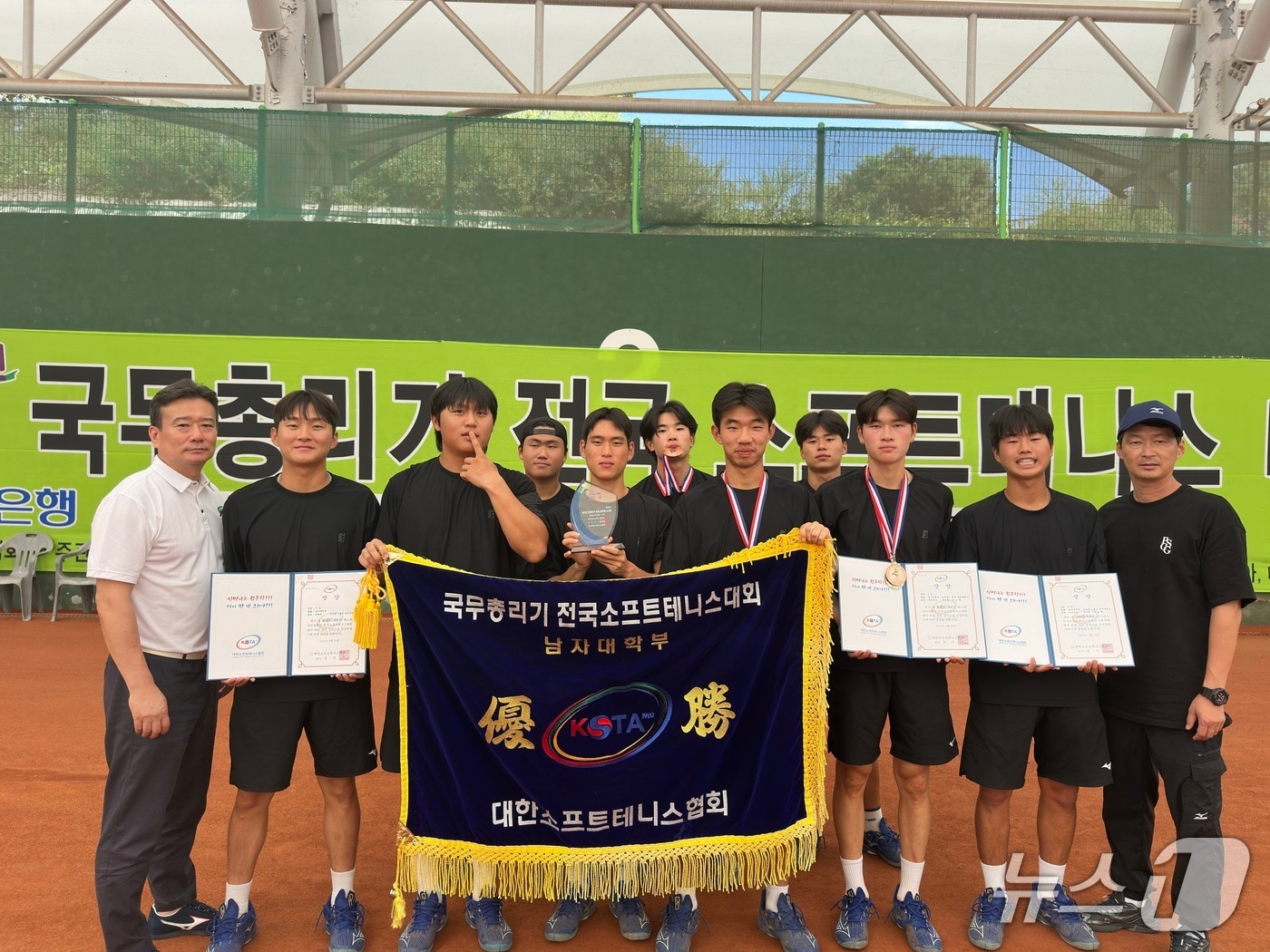 ‘제61회 국무총리기 전국소프트테니스대회’에서 단체전 우승을 차지한 대전대 소프트테니스팀 (대전대 제공.재판매 및 DB금지)/뉴스1