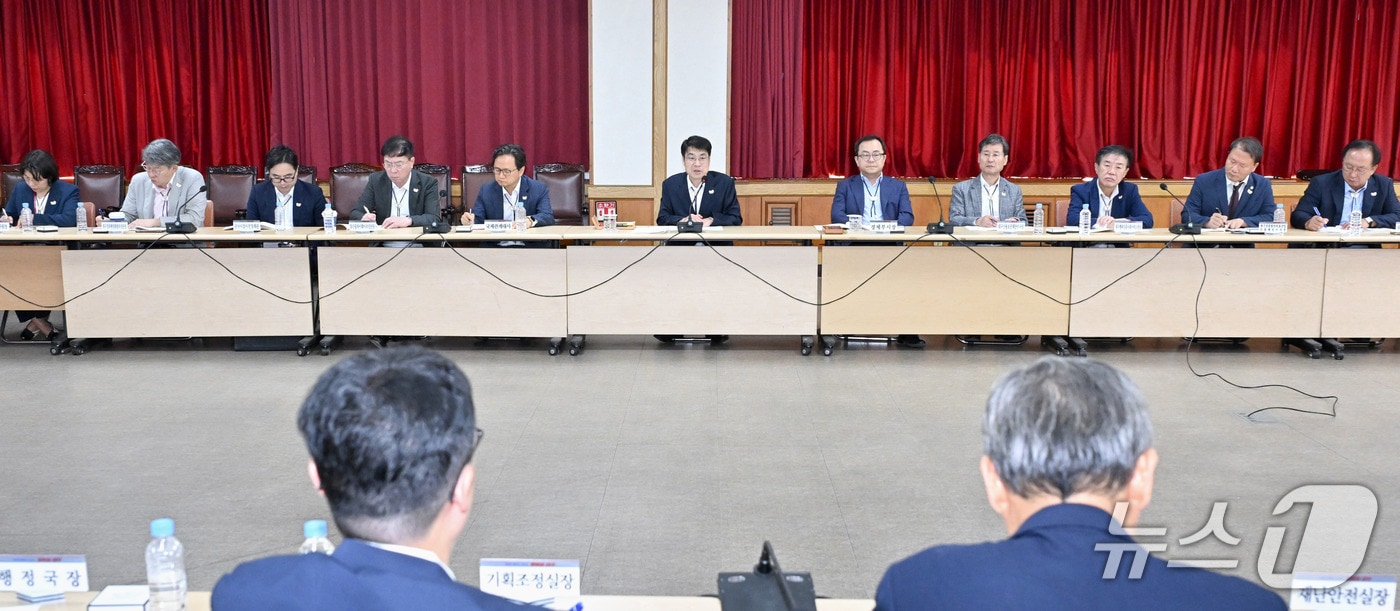 대구시가 조직 갈등과 운영 난맥상에 빠진 대구문화예술진흥원에 대해 특별감사를 통한 혁신 방안 마련을 지시했다. 사진은 25일 열린 대구시 확대 간부회의 모습. (대구시 제공. 재판매 및 DB 금지) 2025.8.25/뉴스1