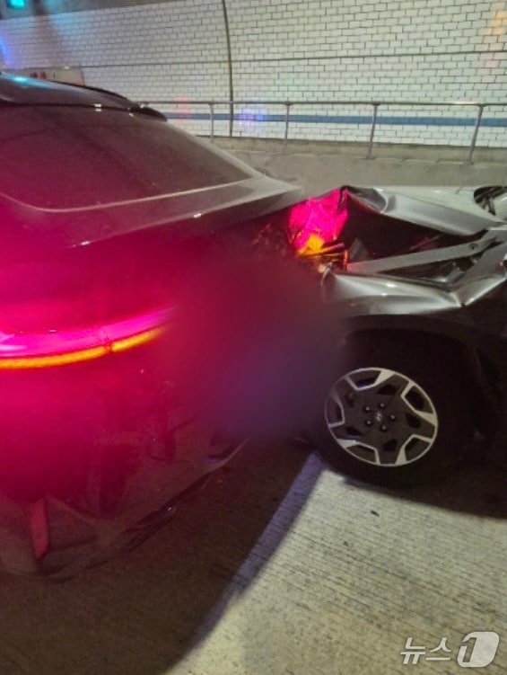 25일 오후 부산 사하구 천마터널에서 영도 방면으로 주행하던 스포츠유틸리티차량(SUV)이 앞서가던 승용차를 추돌해 차량이 파손돼 있다. (부산 사하경찰서 제공. 재판매 및 DB 금지)