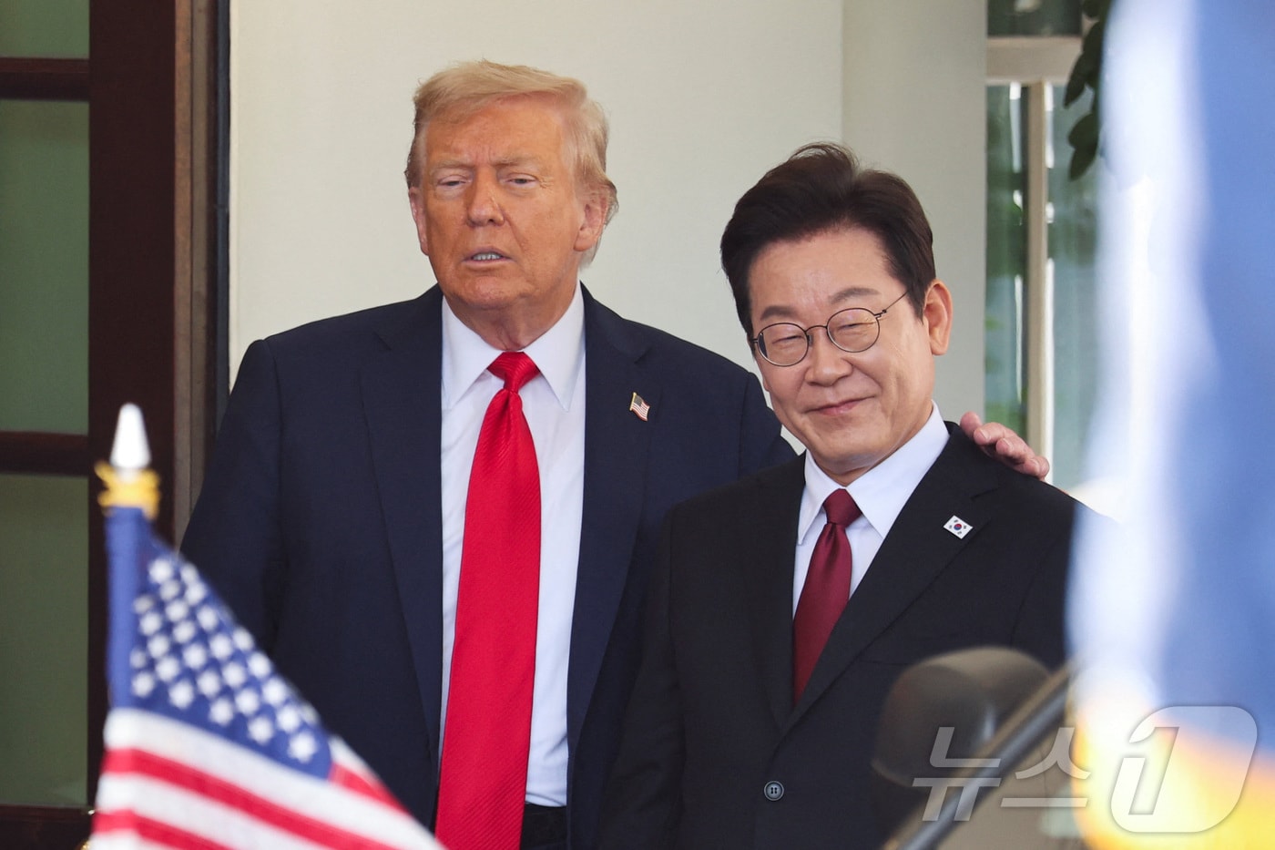25일(현지시간) 이재명 대통령과 도널드 트럼프 대통령이 미국 워싱턴 백악관에서 인사를 나누고 있다. ⓒ 로이터=뉴스1 ⓒ News1 신웅수 기자