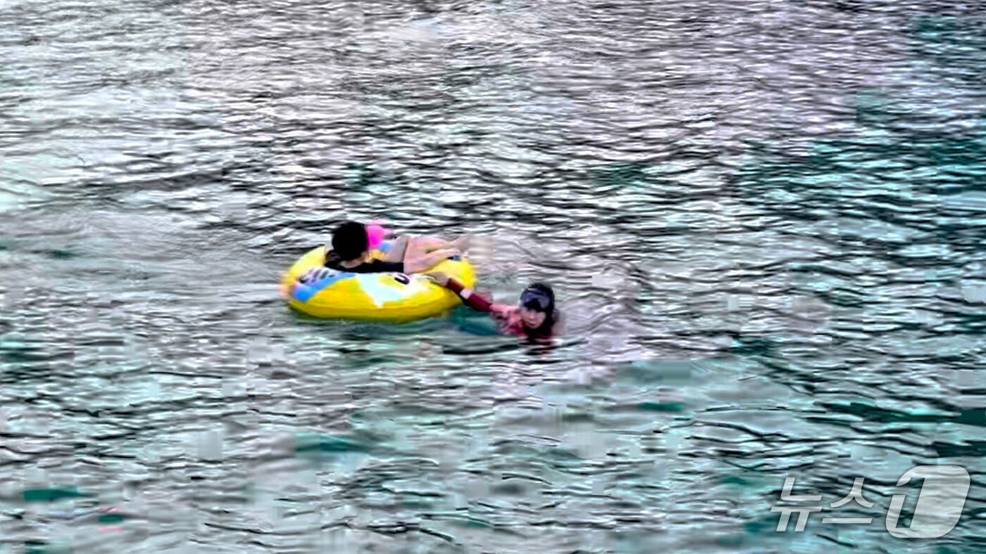 지난 25일 저녁 강원 고성 현내면 마차진리 해상 표류사고 구조현장.(속초해경 제공, 재판매 및 DB 금지) 2025.8.26/뉴스1