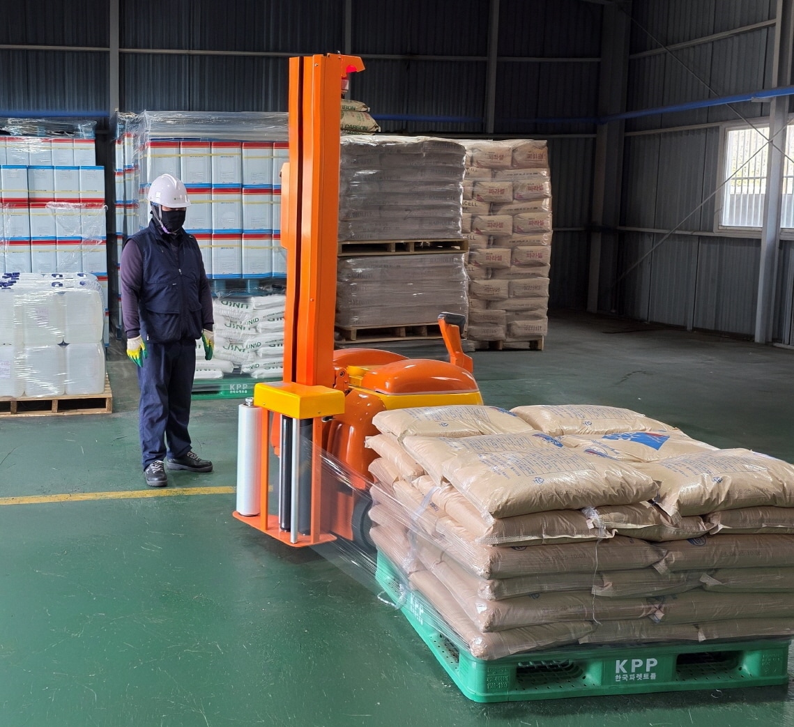 LG화학이 지원한 이동식 랩핑기로 (주)부승화학 직원이 제품을 포장하고 있다.ⓒ 뉴스1