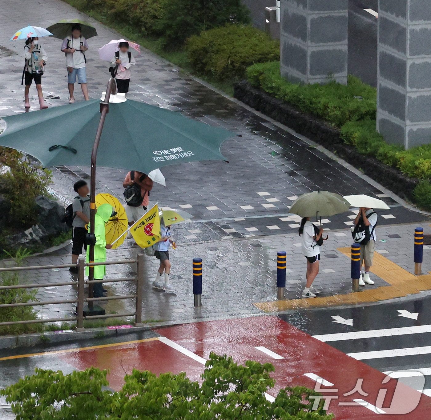 비오는 등굣길 모습.(뉴스1DB)/뉴스1