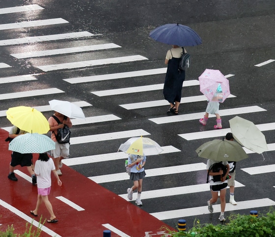 전북 완주군 삼봉로 한 횡단보도에서 우산을 쓴 학생들이 등굣길 발걸음을 재촉하고 있다. 2025.8.26/뉴스1 ⓒ News1 유경석 기자