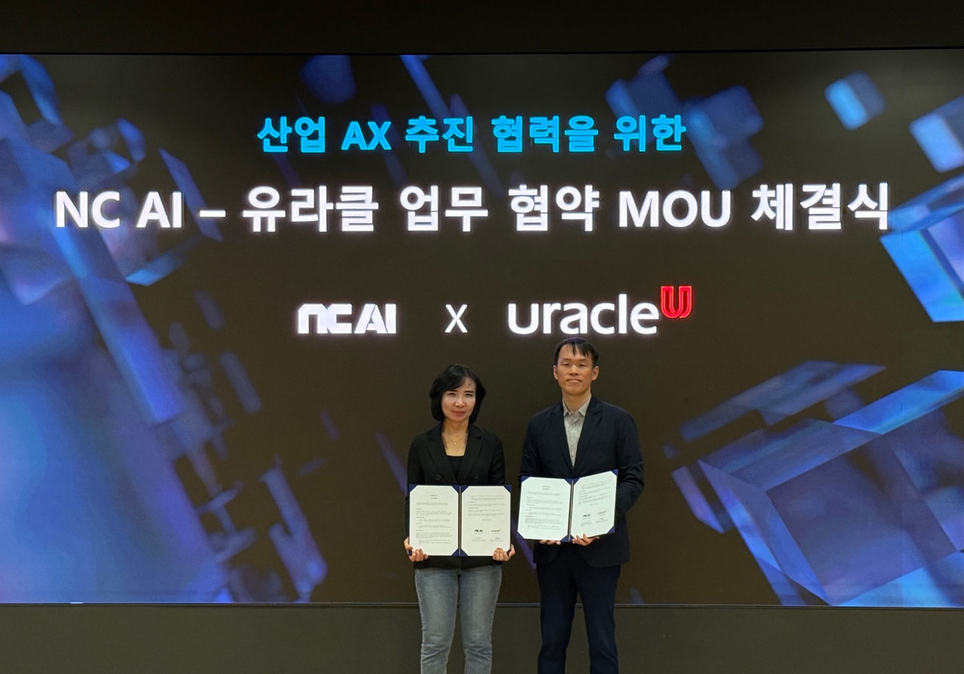 이연수 NC AI 대표(왼쪽)와 권태일 유라클 대표.(NC AI 제공)