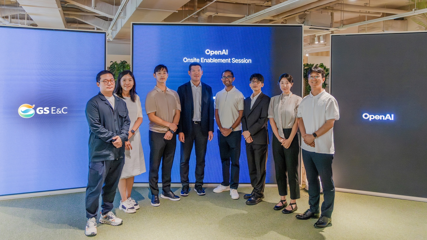서울 종로구 GS건설 본사서 21일 GS건설 허윤홍 대표(사진 왼쪽 4번째) 및 관계자와 OpenAI 담당자들이 기념사진을 촬영하고 있다 (GS건설 제공) ⓒ News1