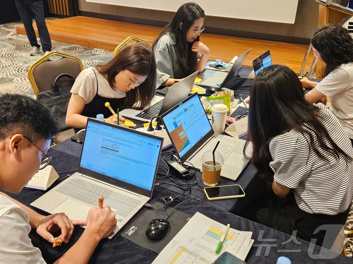 경북교육청은 26일 청송 소노벨에서 ‘경북형 서·논술형 평가전문가단’ 1차 연수를 열고 교실 수업과 평가 혁신을 선도할 전문가단 양성에 나섰다.(경북교육청 제공, 재판매 및 DB 금지) ⓒ News1 김대벽기자