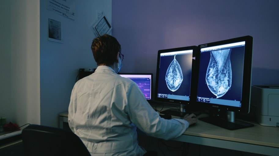 이탈리아 트레비소주 유방암 검진 프로그램 책임자인 클라우디아 바이스 박사가 루닛 AI 유방암 진단 솔루션 &#39;루닛 인사이트 MMG&#39;를 활용해 유방촬영 영상을 분석하고 있다.&#40;루닛 제공&#41;