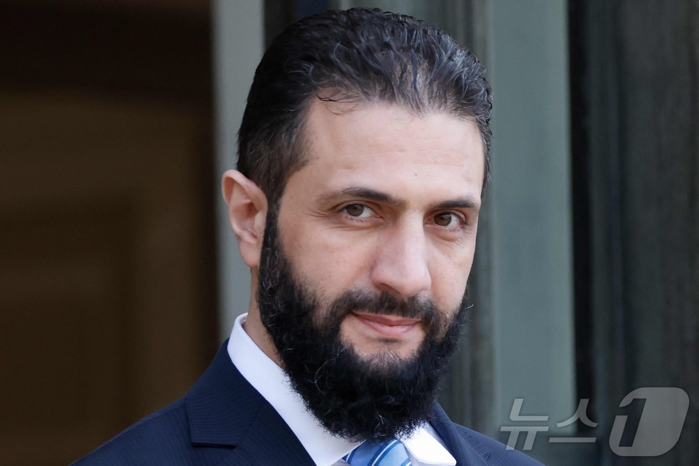 아메드 알샤라 시리아 임시대통령이 지난 5월 에마뉘엘 마크롱 프랑스 대통령과의 회담을 위해 파리 엘리제궁에 도착했다. ⓒ AFP=뉴스1